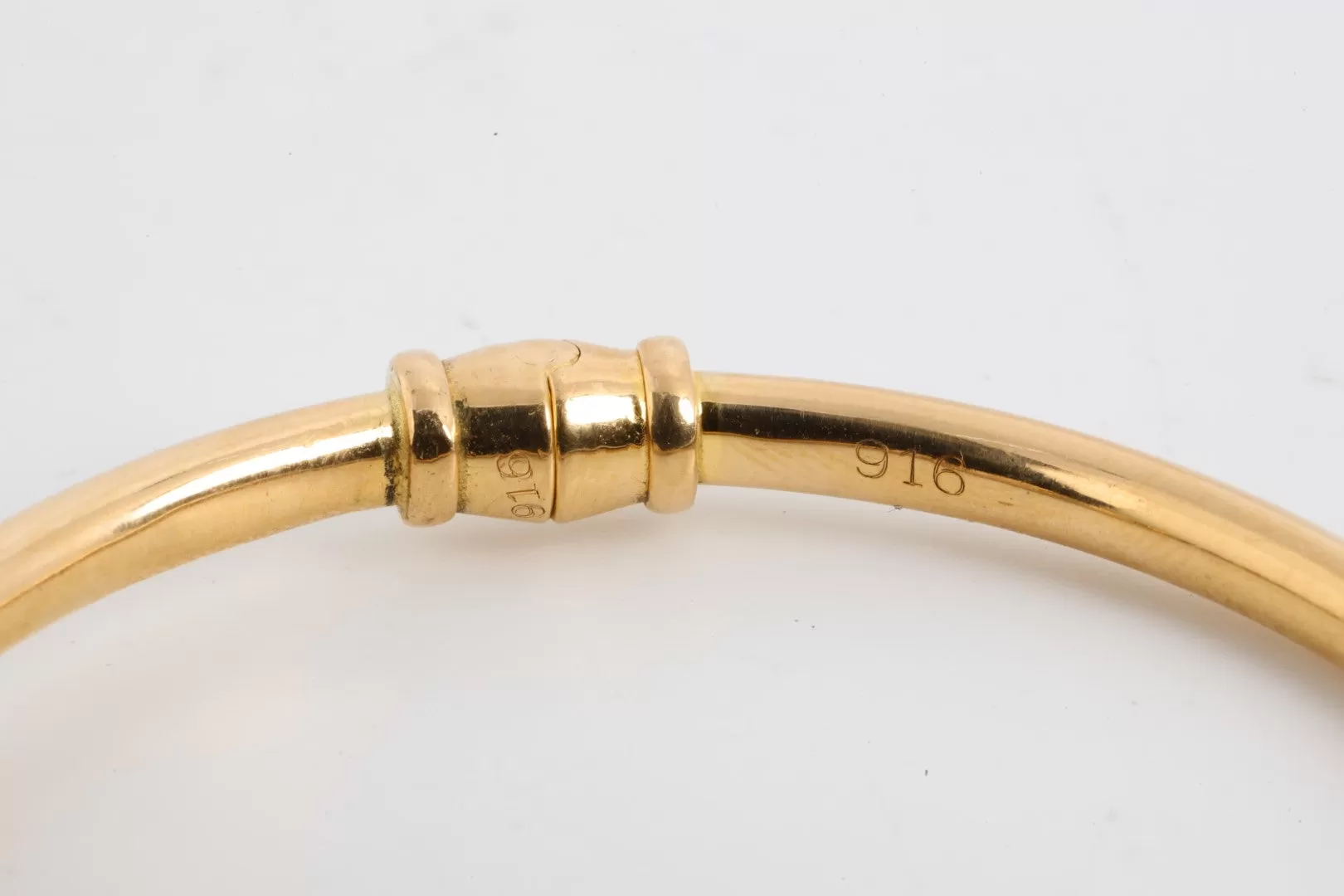 22k Two-Tone Gold Bangle Bracelet (15.64g.)