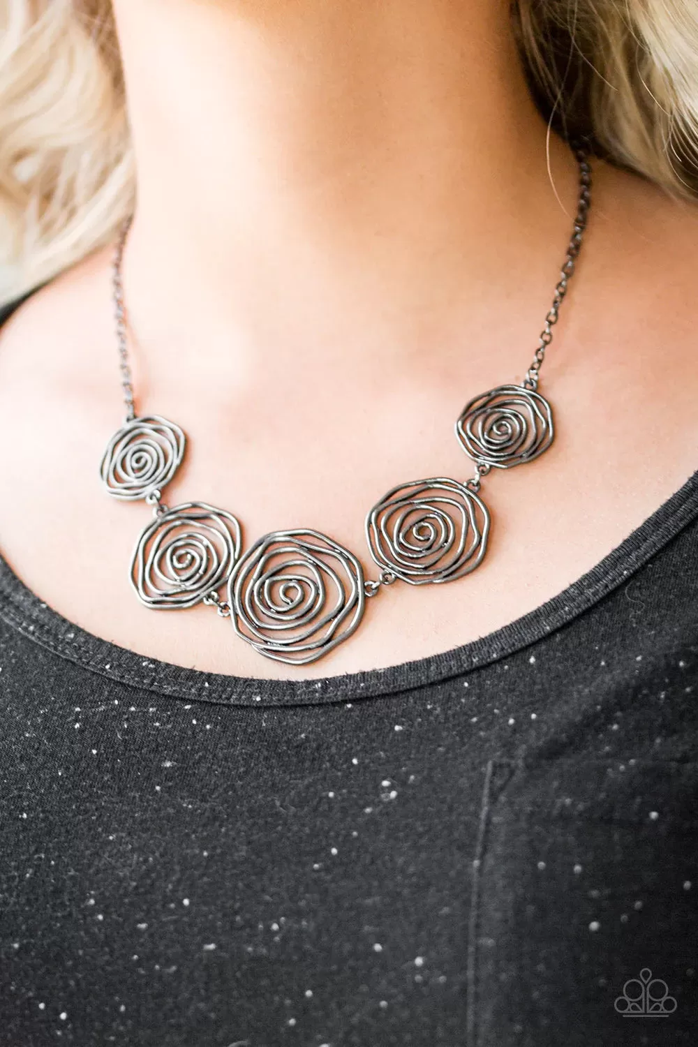 Rosy Rosette - black Necklace - Paparazzi Accessories